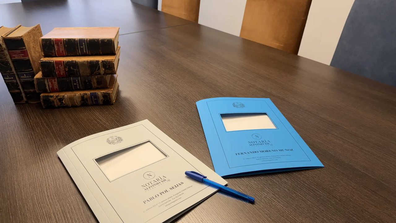Pluma firmando un documento de testamento ante notario