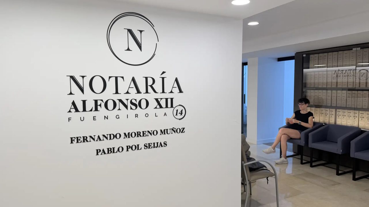 Notario realizando una videoconferencia notarial desde su despacho